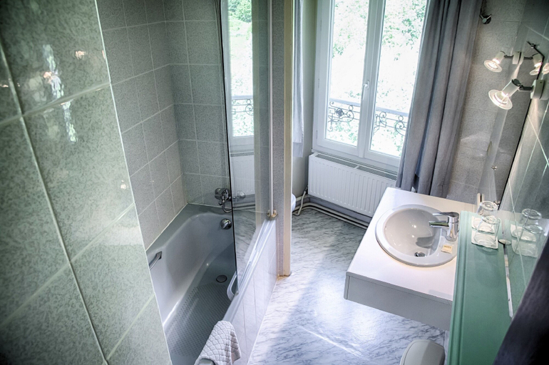 Bathroom, Le Cassini, Isère