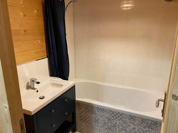 Bathroom, Inviting 2-bedroom Cabin in Ashton Under Hill, Worcestershire