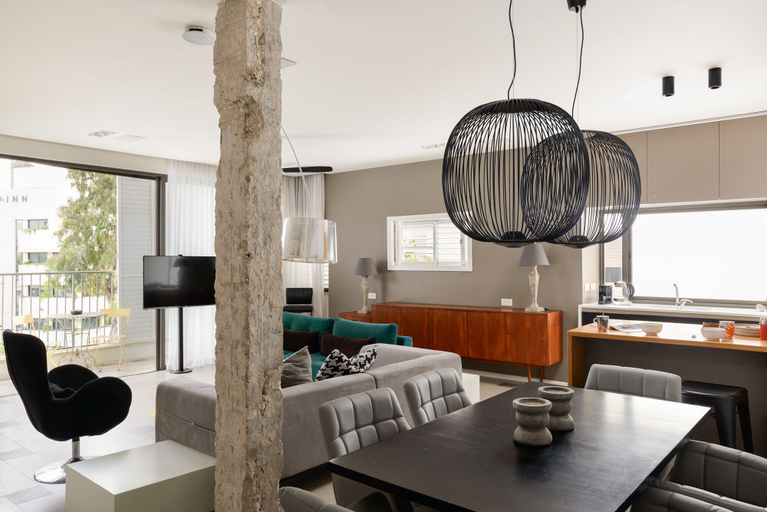 Food & Drinks, Vintage 3BR with Balcony by FeelHome