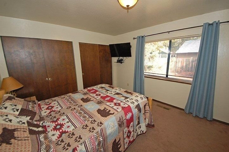 Room 5, 1987 Cherokee St. 3 Bedroom Home by RedAwning, El Dorado