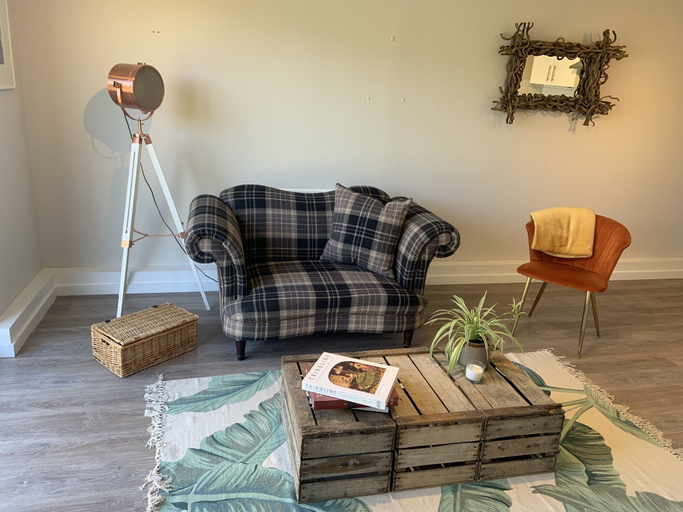 Others 5, 1-bed - Sleeps 2 - Pet Friendly w Parking, Central Bedfordshire