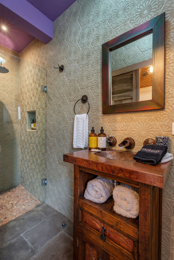 Bathroom 4, Casa Esperanza, 2BR Designer Charm + Rooftop Views, Allende