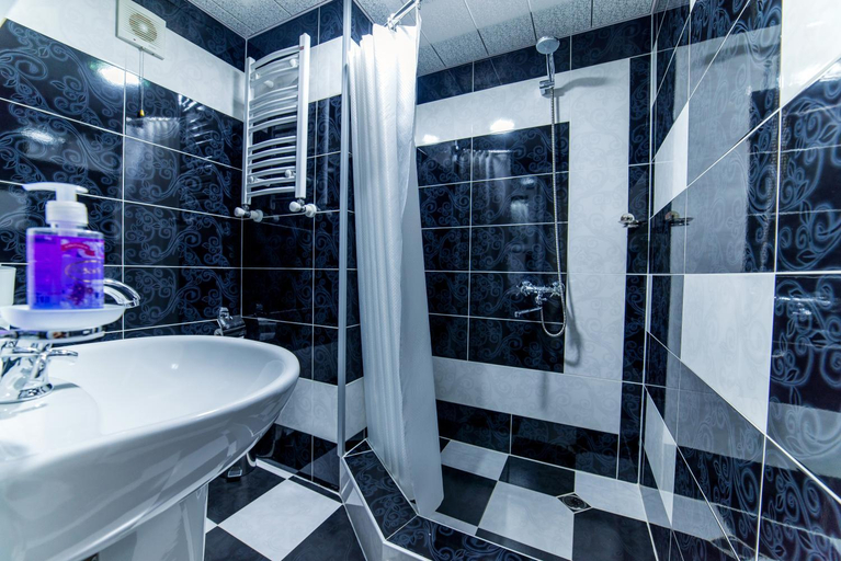 Bathroom 3, HOTEL GUGLUX &WINE CELLAR, Telavi