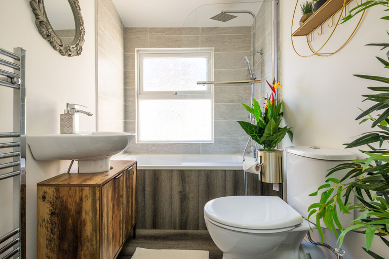 Bathroom 3, Stunnning 4 Bed House Hot Tub, Sky Tv, Pool Table, London