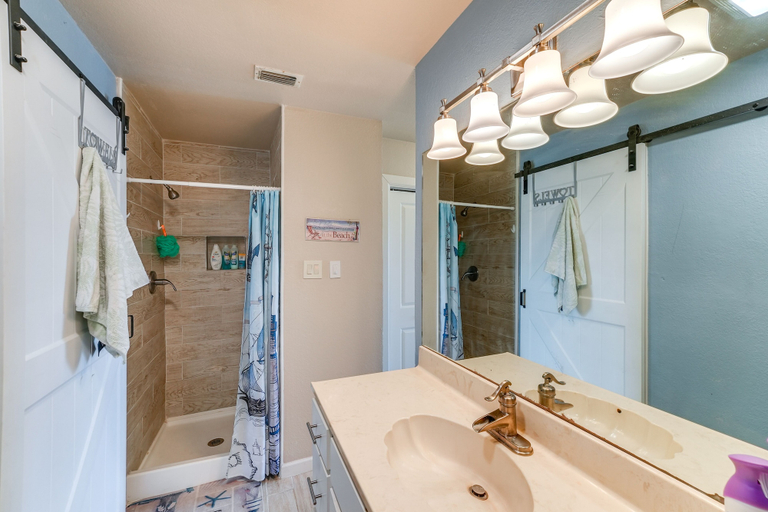 Bathroom 4, Waterfront Mustang Island Condo with Dock!, Nueces