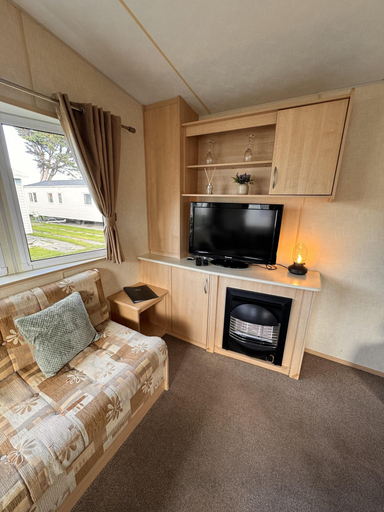 Others 4, 3 Bed Caravan - Sleeps 8 - Pet Friendly, Parking, Conwy