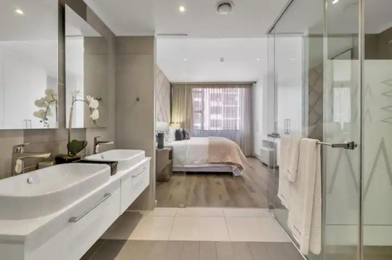 Bathroom 4, This Lovely Family u Which Accomodates 4 People is Located on 5th Floor, City of Johannesburg