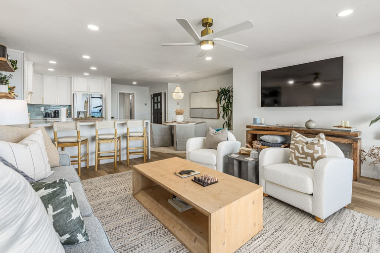 Living area 4, Dmbc 823b 2 Bedroom Condo by RedAwning, San Diego