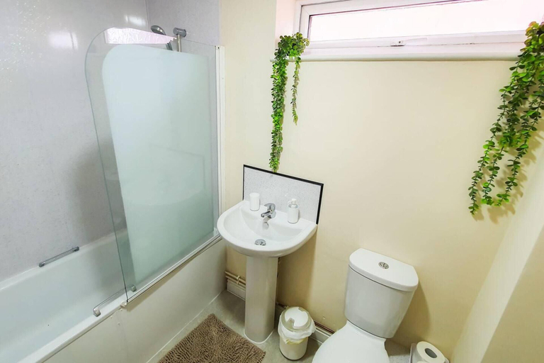 Bathroom 3, Charming 2-bed Apartment in Stroud, Gloucestershire