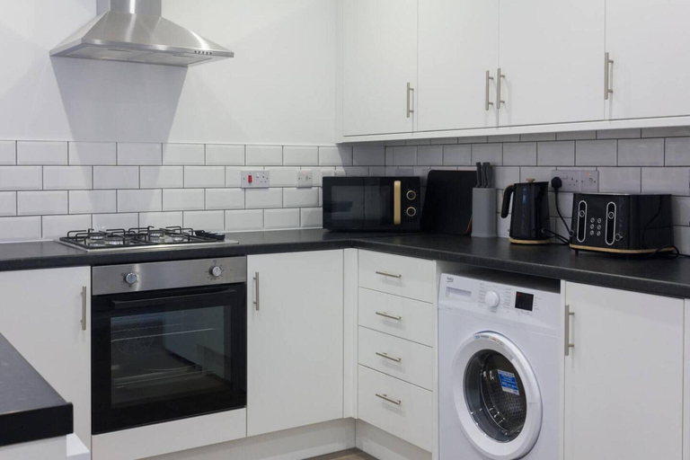 Others 5, Lovely 4-bed House in Liverpool, Sefton