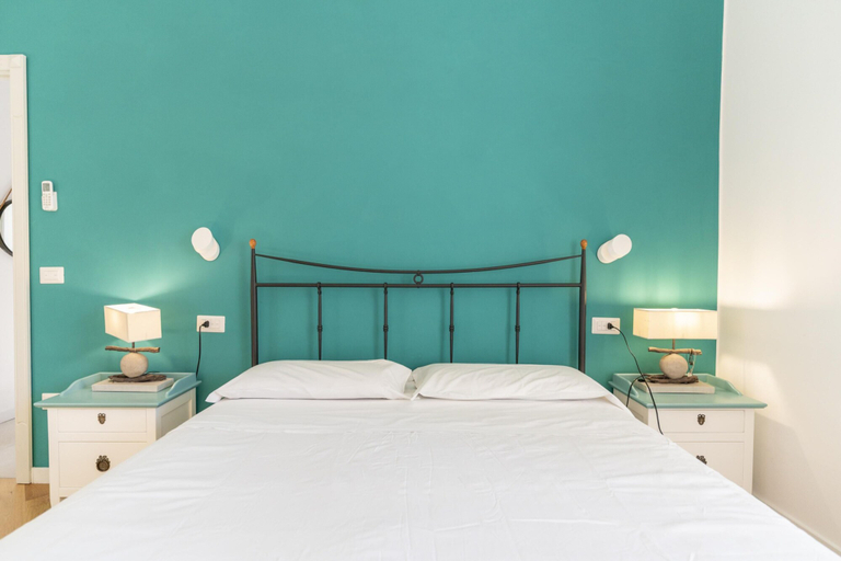 Bedroom 2, Piazza San Luigi 9 in Naples, Napoli