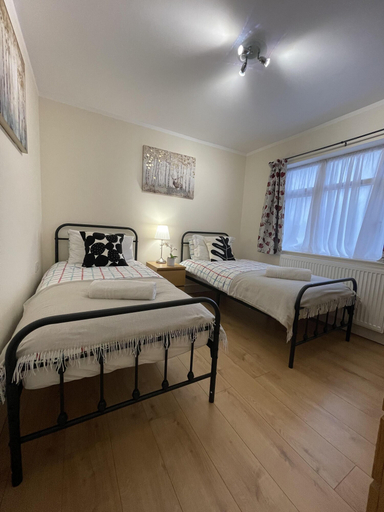 Bedroom 3, Spacious one Bedroom Apartment With Free Parking, London