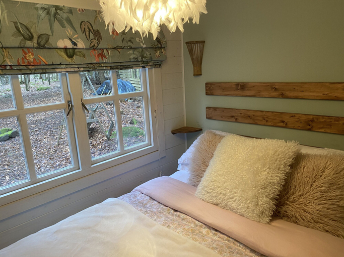 Bedroom 2, Private and Secluded Cabin in Rowfant, West Sussex