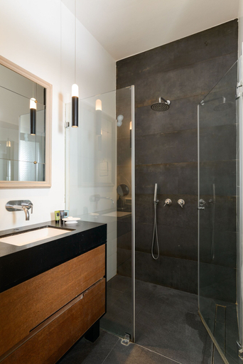 Bathroom 2, Vintage 3BR with Balcony by FeelHome