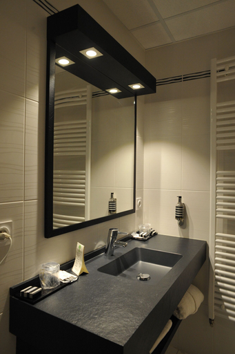 Bathroom 4, The Originals Boutique, Hôtel Le Lion d'Or, Ille-et-Vilaine