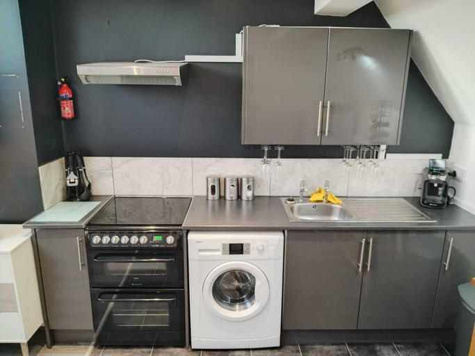 Others 5, Immaculate 4-bed Apartment in Liverpool, Sefton