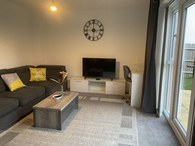 Others 3, Impeccable 3-bed House in Northampton, Northamptonshire