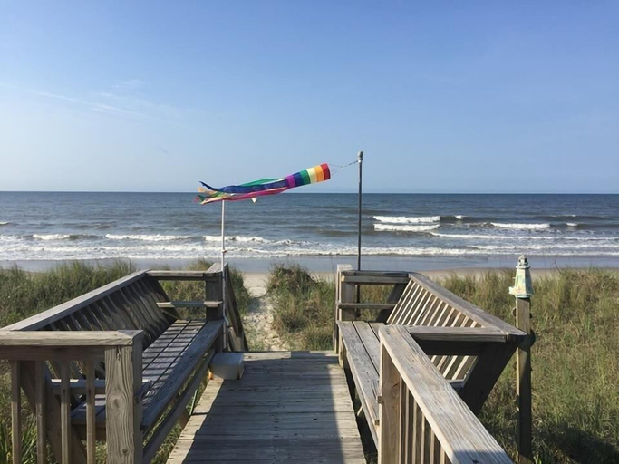 Beach 3, Yellow Bird 2 Bedroom Home by RedAwning, Brunswick