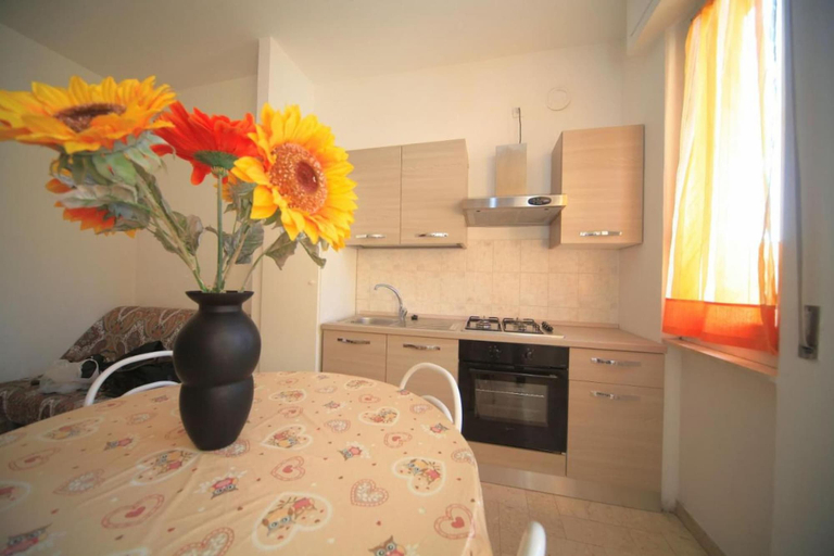 Room 2, Vittorio Veneto 9 Int 14, Savona
