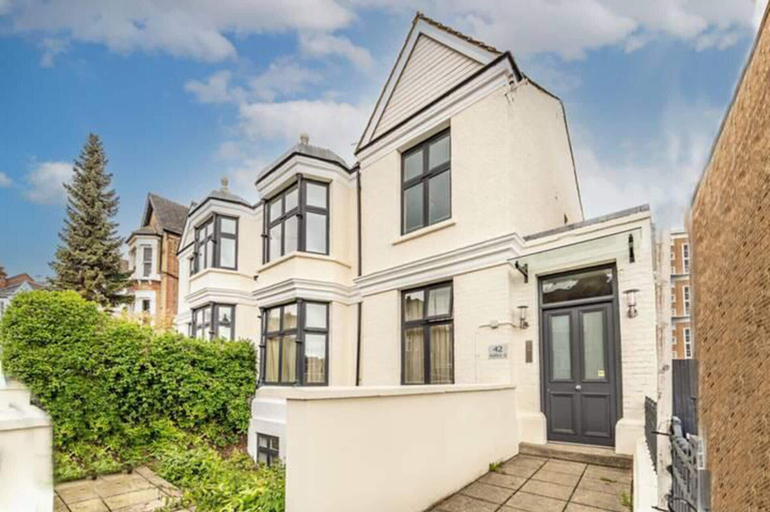 Exterior & Views, 1 Bedroom Flat in Well Connected Part of London, London