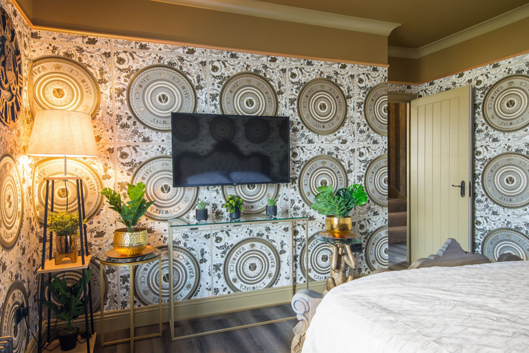 Bedroom 3, Luxury Versace 2 Bed, Hot Tub, Pool Table, Sky Tv, London