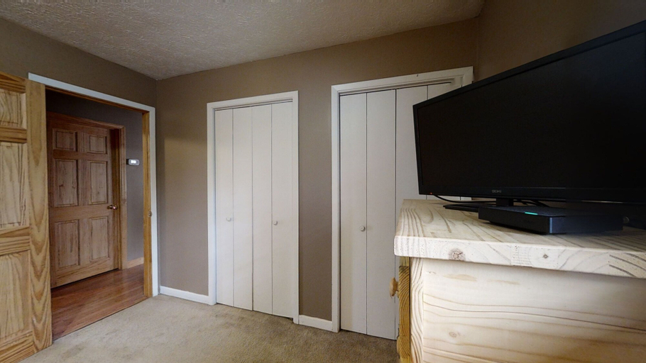 Others 3, Heaven's Door 2 Bedroom Cabin by RedAwning, Sevier