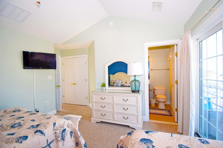Room 3, Bella Mar C 4 Bedroom Townhouse by RedAwning, Worcester