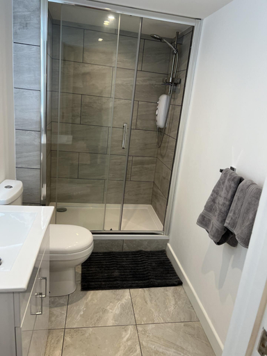 Bathroom 3, Stunning 1 Bedroom Apartment in Bicester Town, Oxfordshire