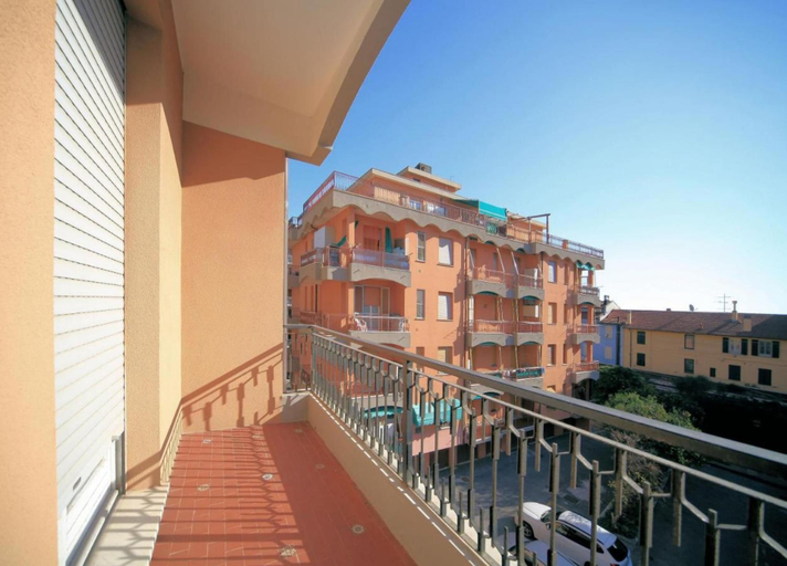 Room 3, Vittorio Veneto 9 Int 14, Savona
