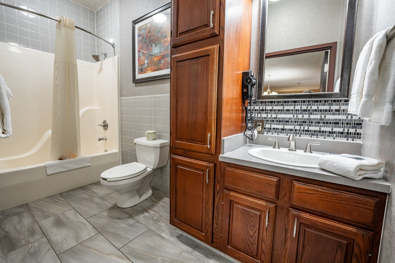 Bathroom 4, Christopher Inn and Suites, Ross