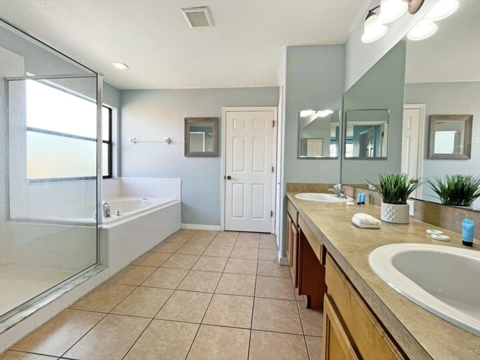 Bathroom 3, Hidden Gem 5 Bedroom Home by RedAwning, Lake