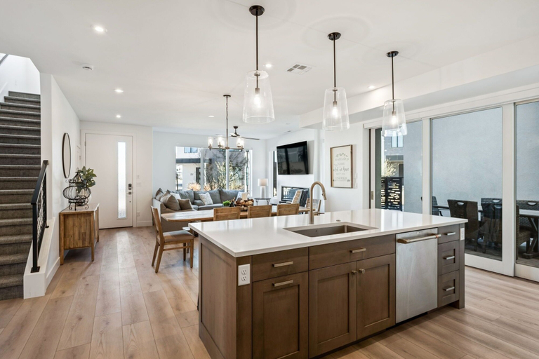 Primary image, Hello Sunshine 6 Bedroom Home, Washington