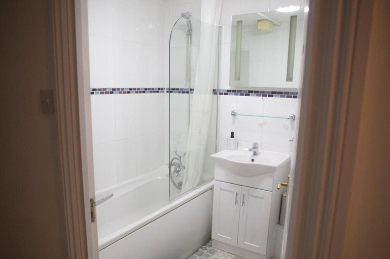 Bathroom 3, Charming 2-bed Apartment Free Parking in Wimbledon, London