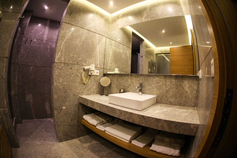 Bathroom 3, Yayoba Hotel, Merkez