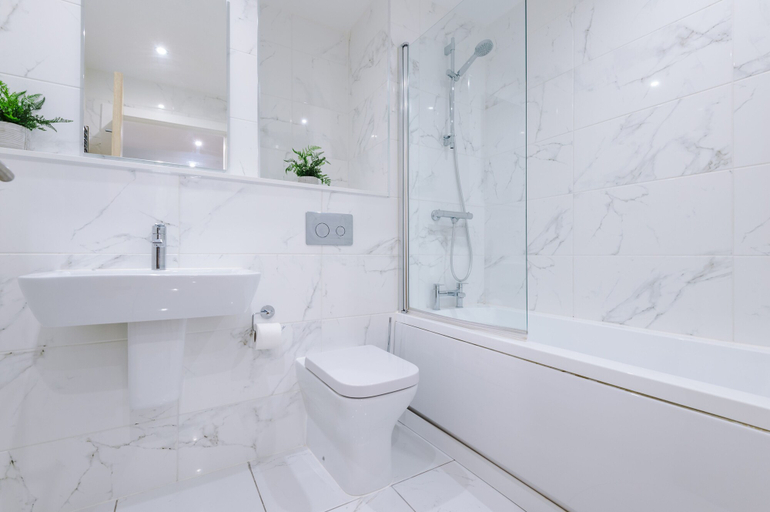 Bathroom, Outstanding,captivating Stays for Discounts Prices, Birmingham