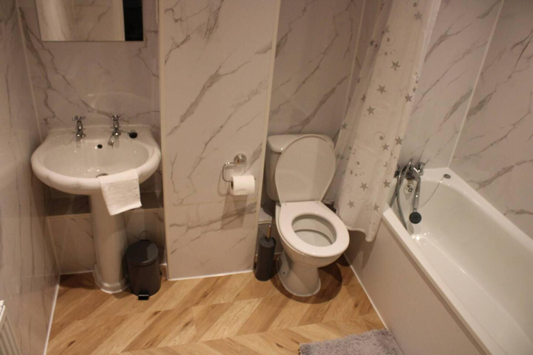 Bathroom, Apartment - Sleeps 2 - Parking - Station Close, London