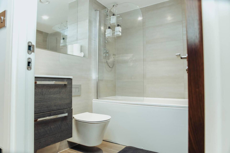 Bathroom, Stunning 2-bed Apartment in Birmingham, Birmingham