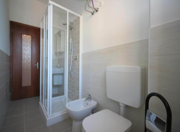 Room 3, Vittorio Veneto 9 Int 13, Savona