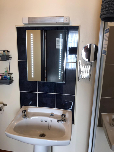Bathroom 3, Dolphin Hotel Public House Weymouth, Dorset