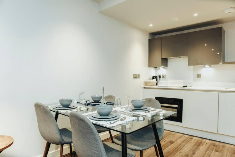 Others 4, Stunning 2-bed Apartment in Birmingham, Birmingham
