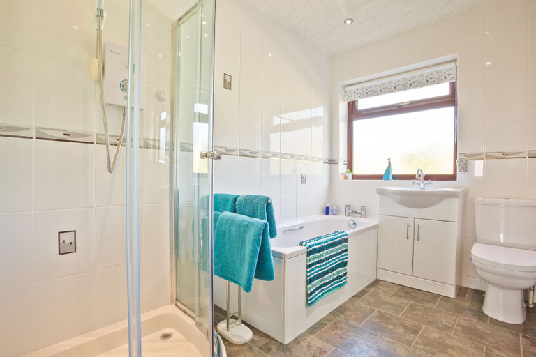 Bathroom, Lothlorien in Grange-over-sands With Bay Views, Cumbria
