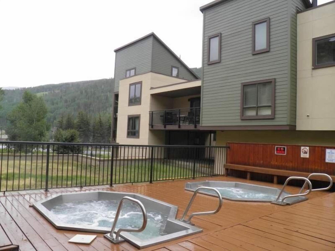 Exterior 3, Sizeable Condo Free WiFi & Uncovered Parking by RedAwning, Eagle