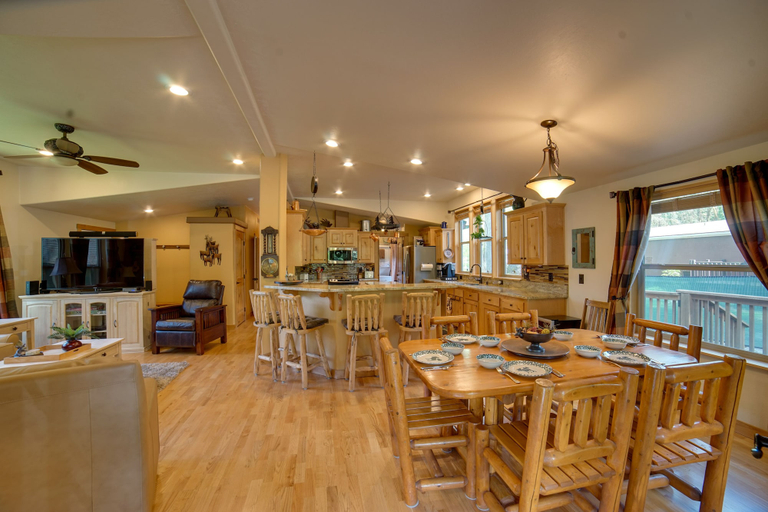 Food & Drinks 5, 'moose Lodge' Cabin w/ Entertainment Gazebo!, King