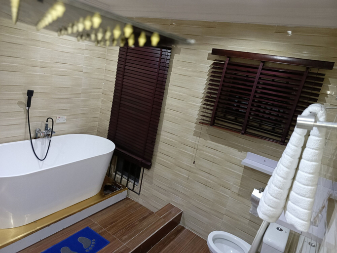 Bathroom, Lovely 2-Bed House in Lagos, Surulere