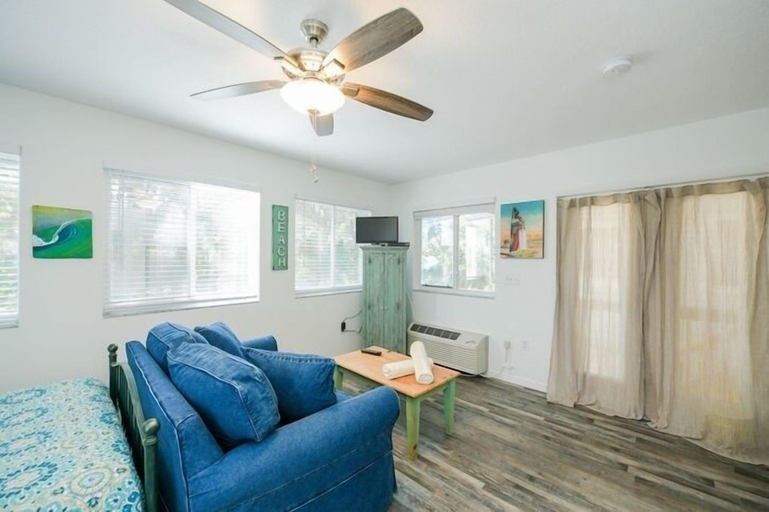 Interior, 3902 Gulf Dr 1 1 Bedroom Apts by RedAwning, Manatee