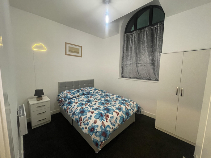 Bedroom 3, Modern 2 Bed Apartment in Salford, Manchester