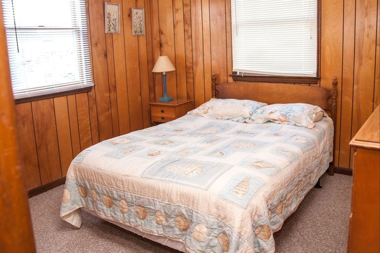 Room 3, Beachbux 3 Bedroom Cottage by RedAwning, Dare