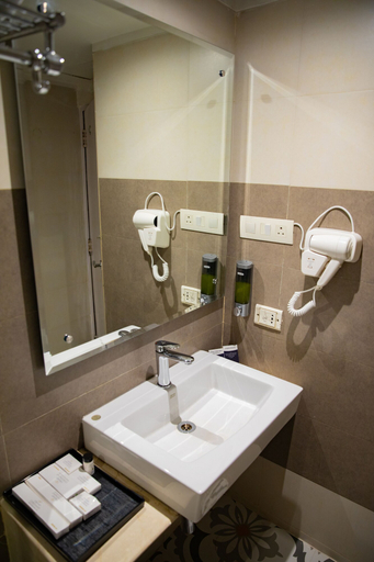 Bathroom 4, Grand Continent Secunderabad A Sarovar Portico Affiliate Hotel, Hyderabad