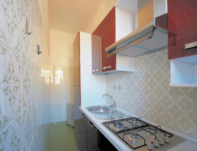 Room 2, Vittorio Veneto 9 Int 13, Savona