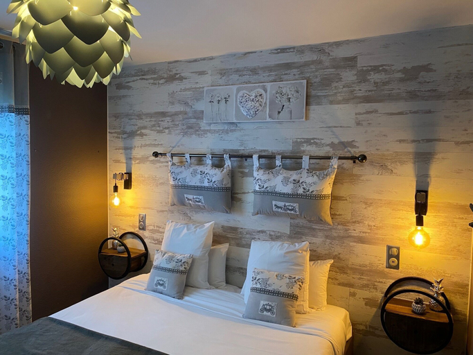 Bedroom 3, Hotel Le President, Gard